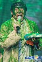 组图:小S上演挤奶龙爪手 明星惨遭恶心整蛊