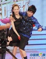 组图:小S上演挤奶龙爪手 明星惨遭恶心整蛊