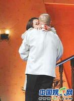 组图:小S上演挤奶龙爪手 明星惨遭恶心整蛊