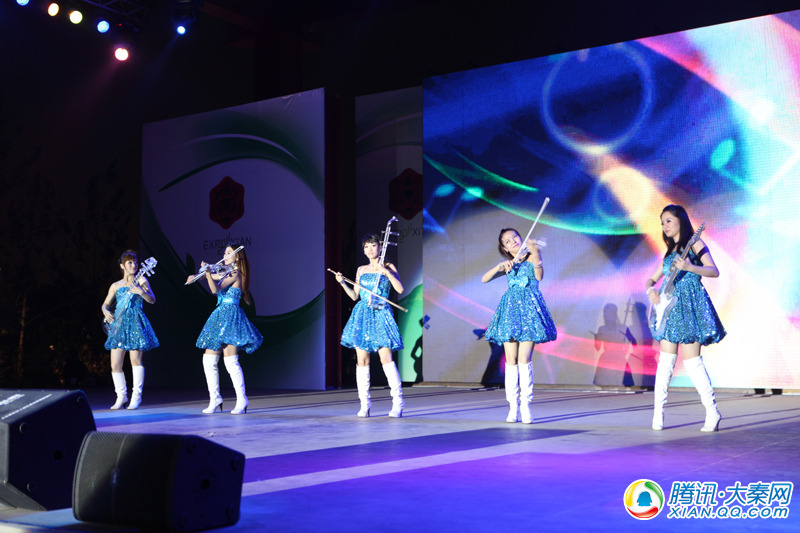靓丽<em>女子</em>乐队奏活力音符