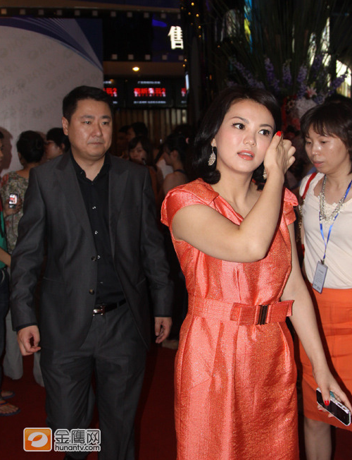 组图:李湘长沙开影院众星捧场 开怀大笑富态