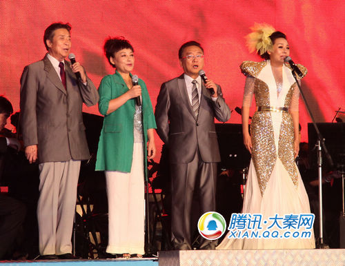 组图:杨紫萍西安开唱 蒋大为李光曦倾情驻唱