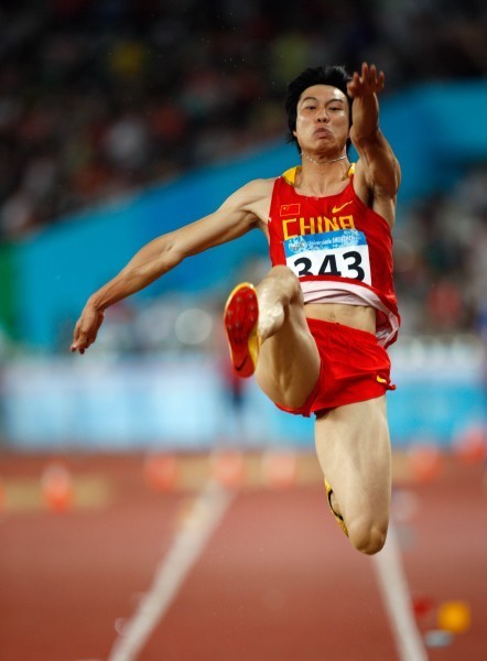 组图:大运会田径男子跳远决赛 苏雄锋夺冠