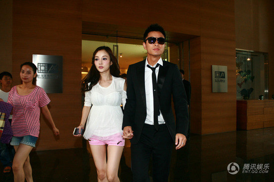 李小璐胸围暴涨被疑隆胸 回应:衣服款式不同