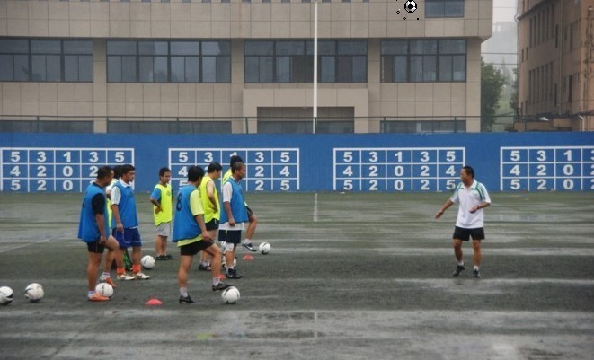 组图:西安校园足球d级教练培训 冒大雨训练
