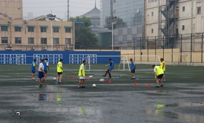 组图:西安校园足球D级教练培训 冒大雨训练