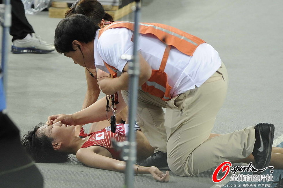 高清:日本女选手赛场昏厥 教练抱下田径赛道