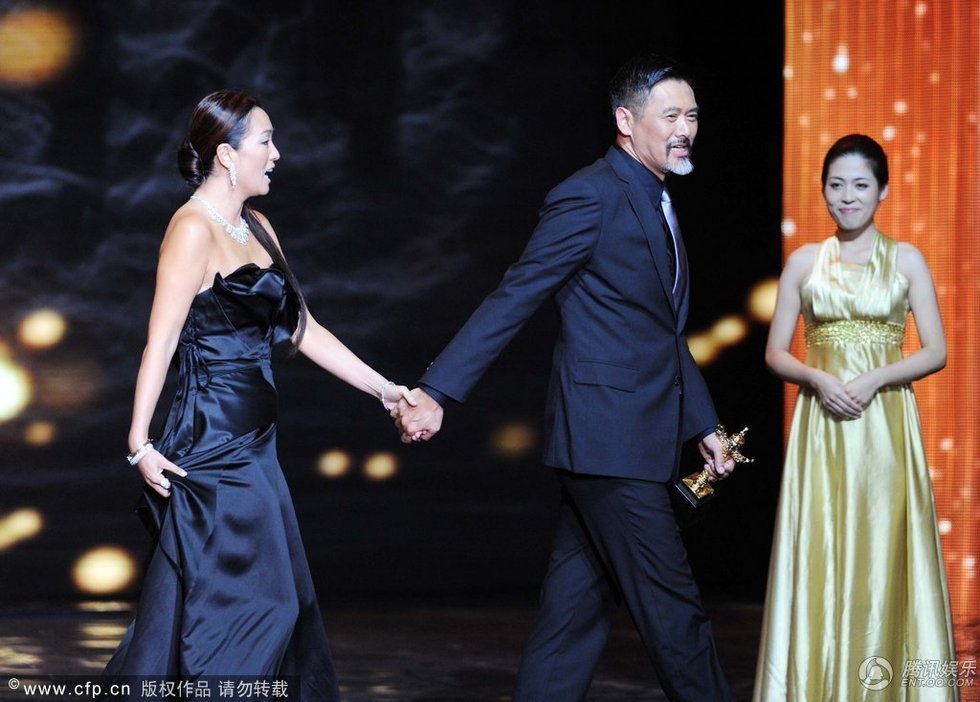 巩俐在舞台摔倒 称被周润发踩到裙子(图) - 新闻