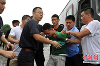 组图：南京警方成功处置一起过境客车劫持案