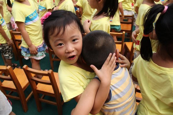 幼儿园找朋友 小朋友抱作一团互送卡片