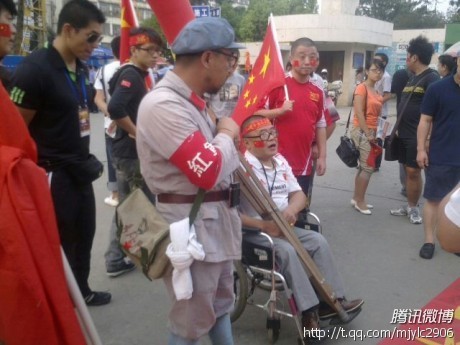 ...国足将在昆明迎战新加坡队,据前方报道人员通过微博传递,本场比...图片 46863 460x345
