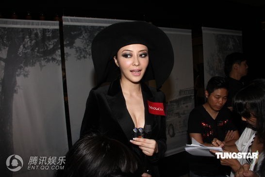 熊黛林开胸装露深沟 事业爱情都要不急结婚