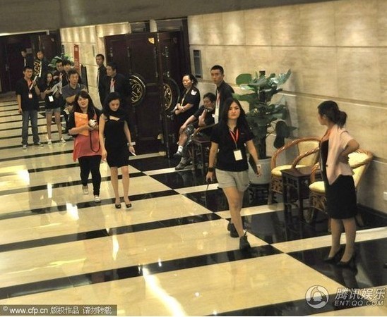 表情:金铭独自冷落面无表情昔日组图受疾走_走_上童星包徐州图片