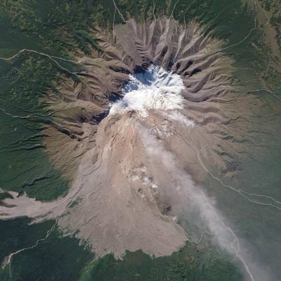 俄罗斯舍维留奇火山