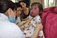 红孩儿小欣雨接受<em>首次</em>激光治疗_健康频道_健