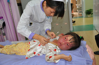 红孩儿小欣雨接受<em>首次</em>激光治疗_健康频道_健