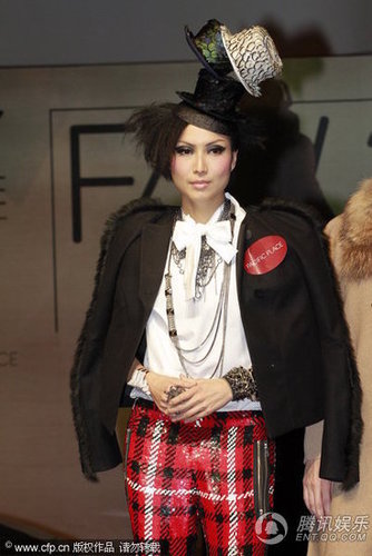 郑秀文夸张造型亮相 踩超高跟鞋走秀担心跌倒