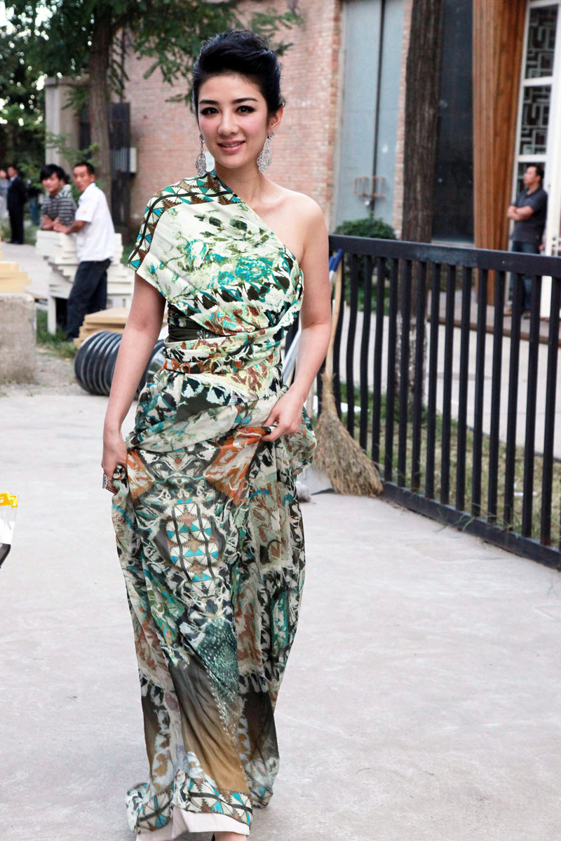 组图: 黄奕 惊艳时尚庆典 称 演秋瑾 也是一种胆识