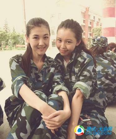上海戏剧学院表演系新生军训照 帅哥美女打堆