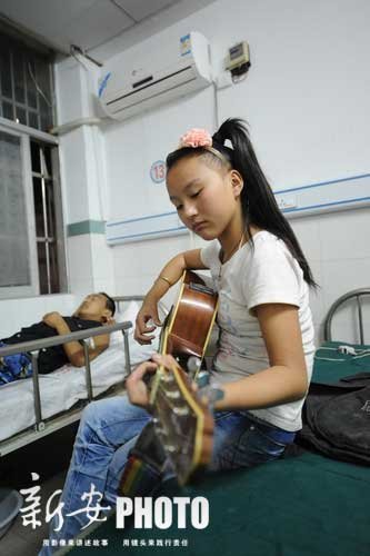 12岁女孩为救重病父亲街头卖唱赚钱_教育频道