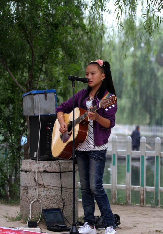 12岁女孩为救重病父亲街头卖唱赚钱_教育频道