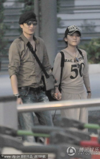 胡东与妻子十指紧扣 亲自把车门做好老公 - 百贸