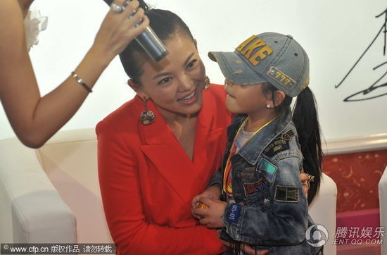 组图:李湘瘦身成功穿西装显干练 获小朋友献吻