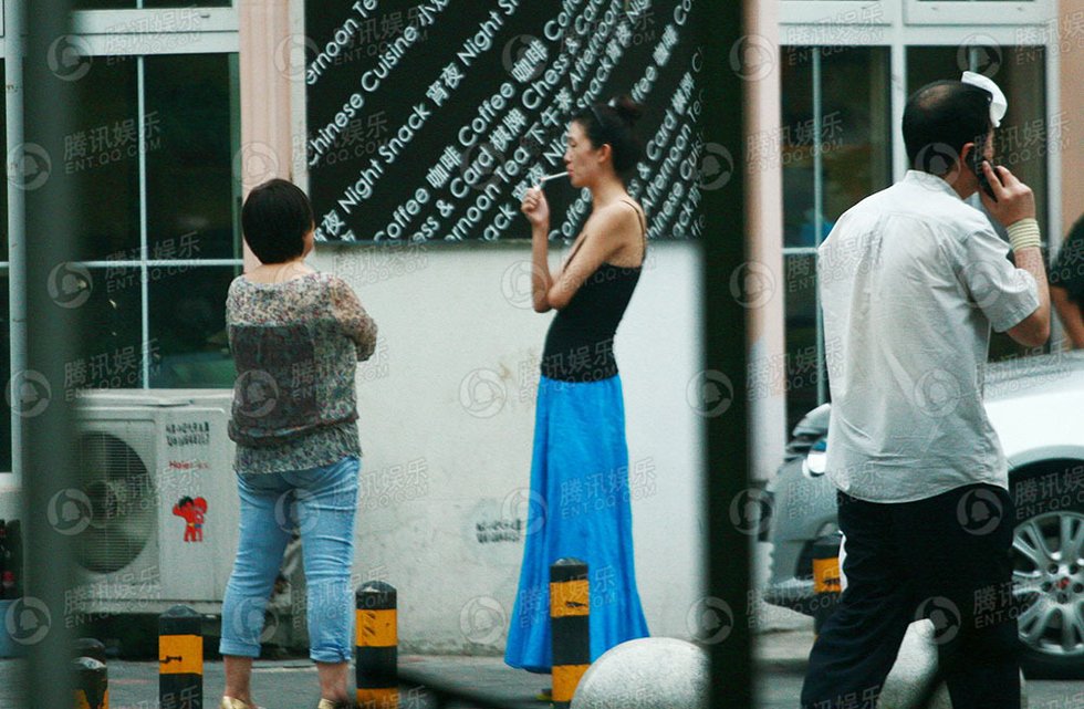 倪景阳素颜外出犯<em>烟瘾</em> 随地吐痰不再清纯 - 【