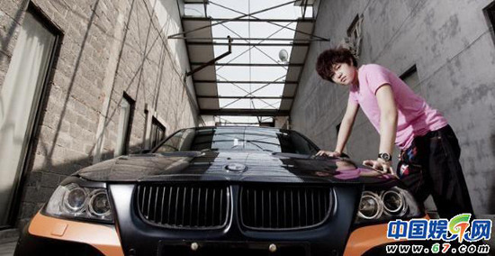 李双江之子李天一宝马写真照 网友:看不下去