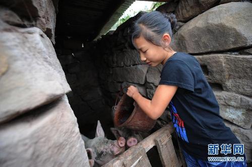 妈妈,你在哪里啊? 贫困女孩呼喊妈妈