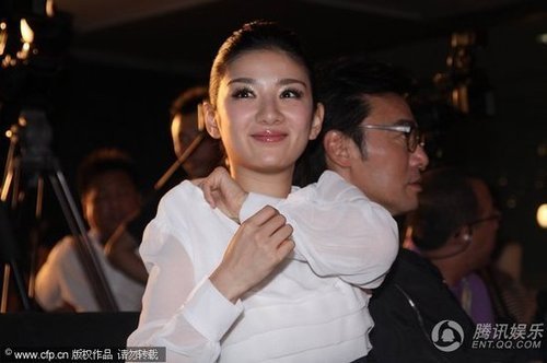 组图:摇椅起球性感亮相忙v组图黄奕黑性感下滑园丁丝袜第肩带人格五图片