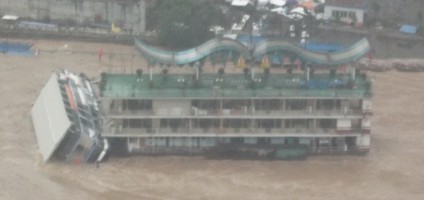 渝澳大桥下两船相撞 11人落水其中两人失踪