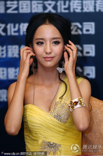 佟丽娅不慎露内衣<em>肩带</em>忙提拉 风情万种迷倒众