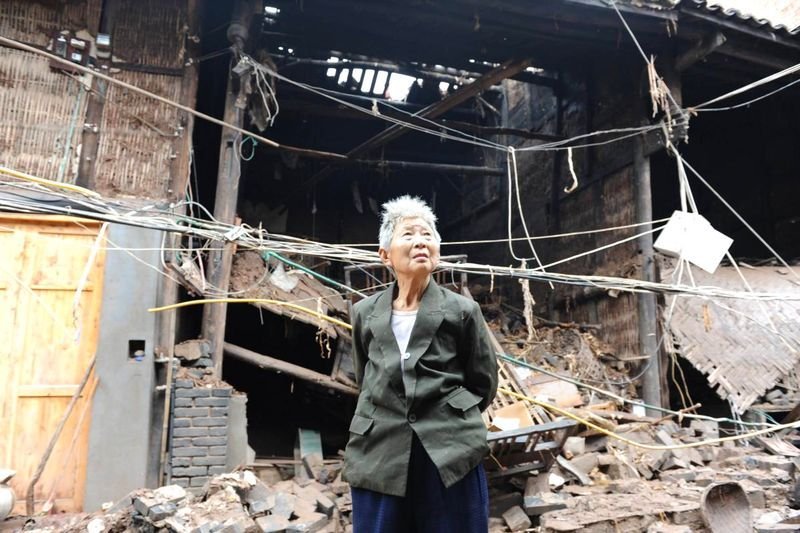 四川洪灾区百姓损失惨重 清淤工作展开
