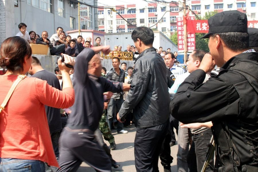 记者遇害与地沟油无关 嫌犯指认现场群众挥拳