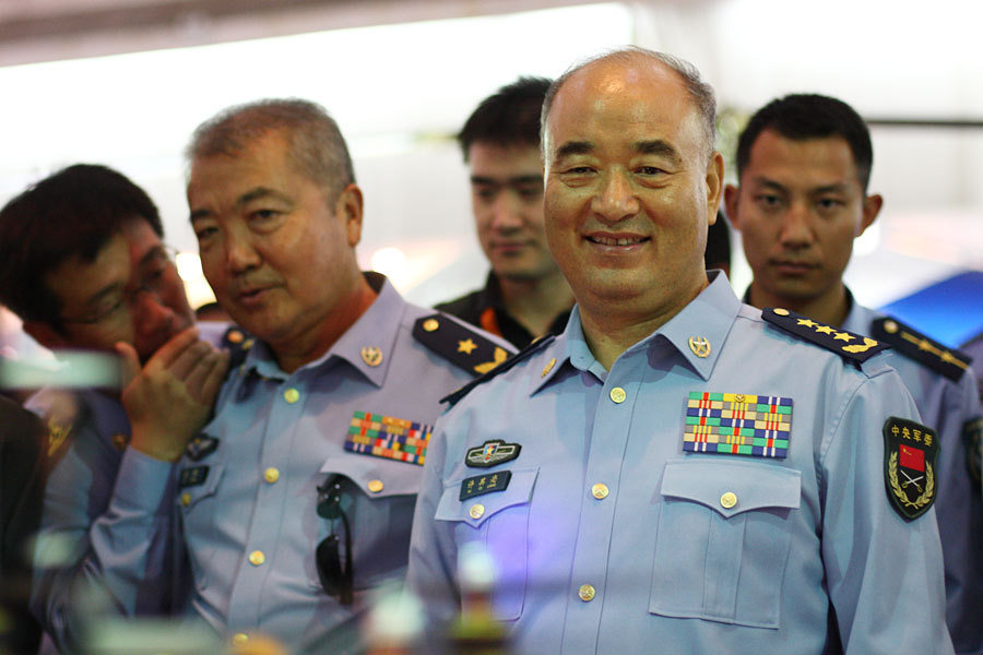 空军司令许其亮和空军装备部部长魏钢观看北京无人机飞行器大赛
