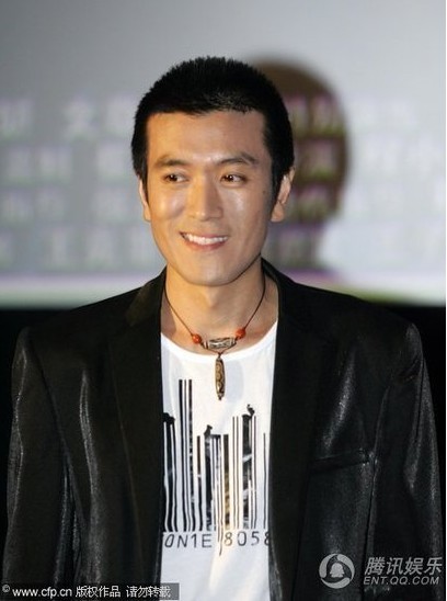  黄圣依 超短裙下蹲惨 露底  杨子豪车涂鸦白蛇_地