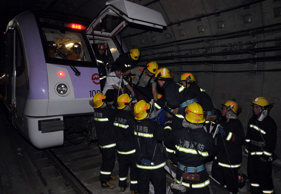 【引用】上海地铁追尾事故图片全记录