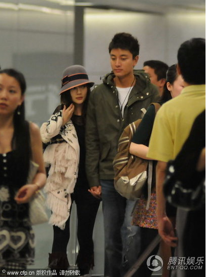 李小璐脱外套露白色内衣 与贾乃亮牵手秀恩爱