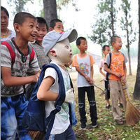 "面具娃娃"湘湘入校上学