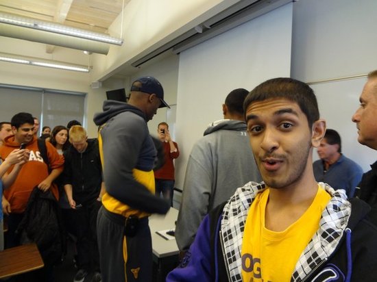 组图:科比加州走入校园 对话学生表情冷峻