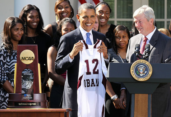 组图:奥巴马接见NCAA女篮冠军 获赠12号球衣