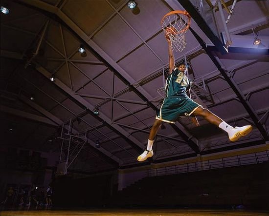 组图:詹姆斯18岁萌照 痴迷橄榄球与甜瓜为敌-组