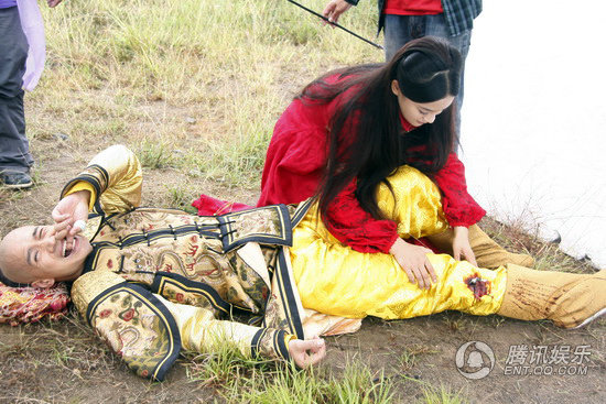 《宫2》杀青 何晟铭几度欲吻袁姗姗_林颖轩