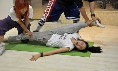 苦难训练:女生艺考路艰辛 被老师压腿压哭_大秦网_腾讯网