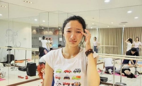 苦难训练:女生艺考路艰辛 被老师压腿压哭