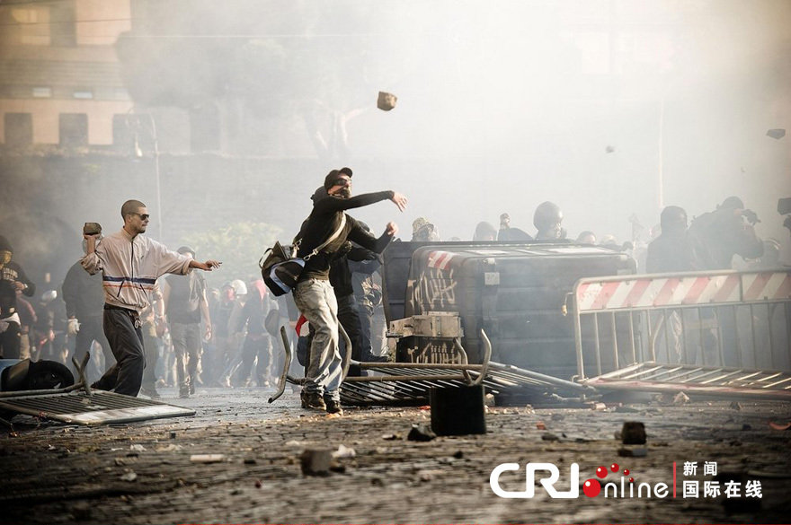 1970经济危机_...威活动抗议金融危机 酿冲突70人伤