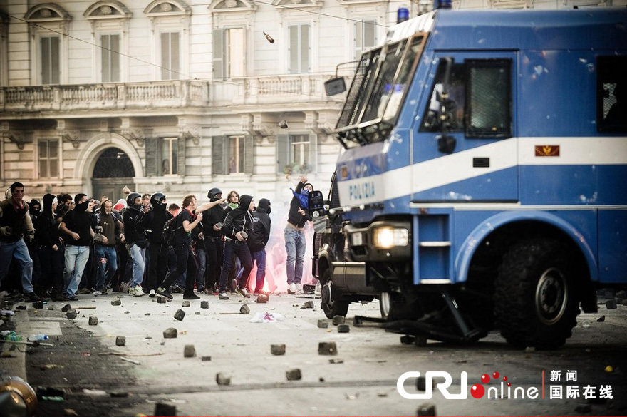 1970经济危机_...威活动抗议金融危机 酿冲突70人伤(2)