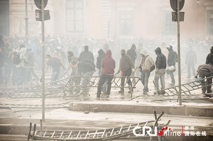 1970经济危机_...威活动抗议金融危机 酿冲突70人伤