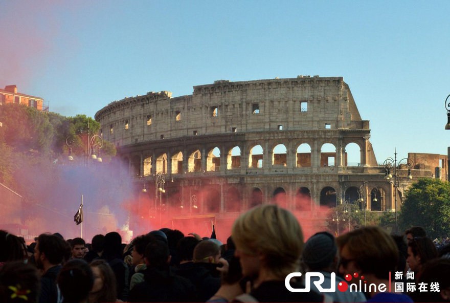 1970经济危机_...威活动抗议金融危机 酿冲突70人伤(2)